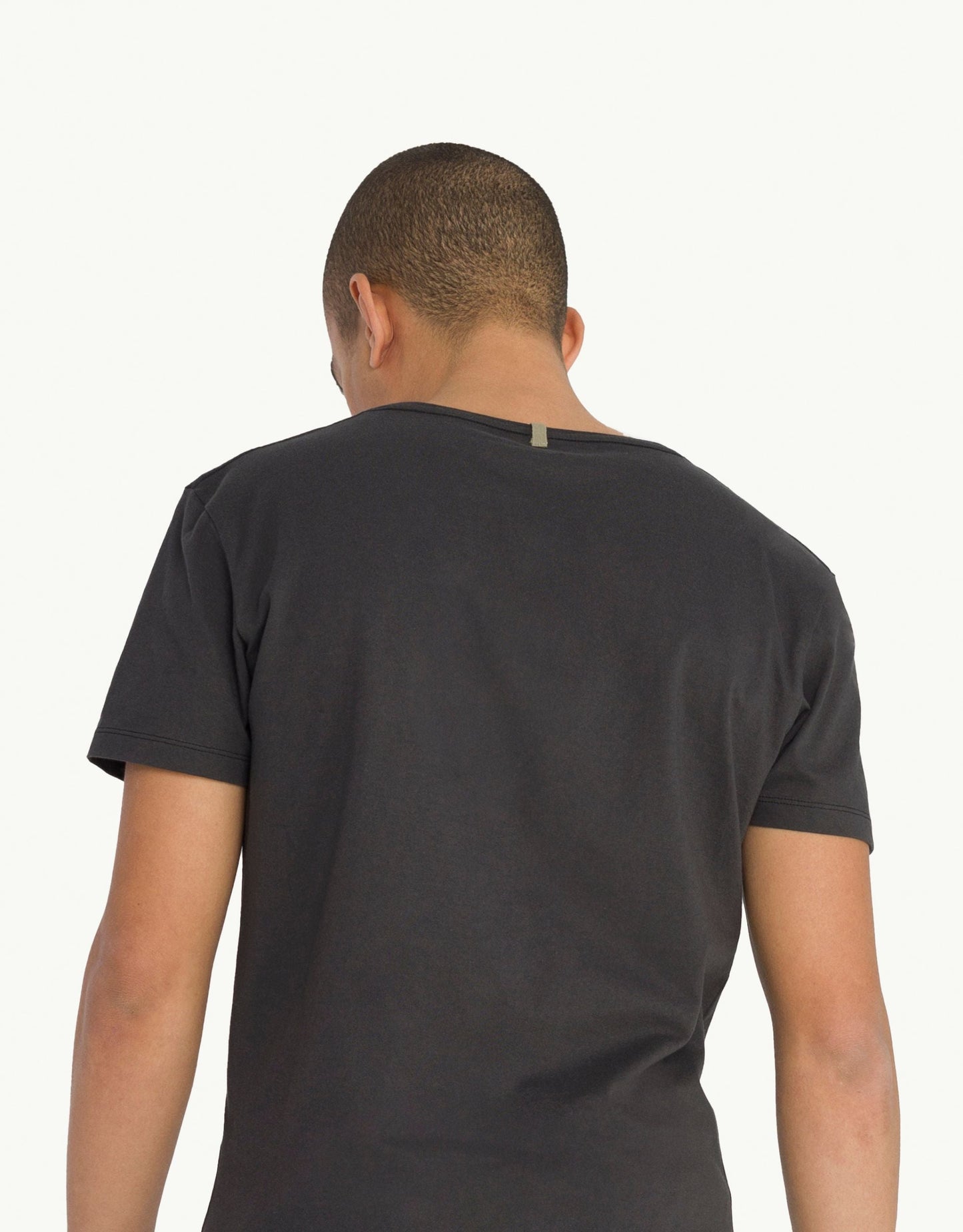 Explore sustainable fashion for men with our essential Unku Negro T-shirt in black. Crafted for everyday luxury, our tees offer unmatched softness and all-day comfort. Stay cool in our breathable organic cotton tees, made from 100% organic cotton for eco-conscious and skin-friendly wear.