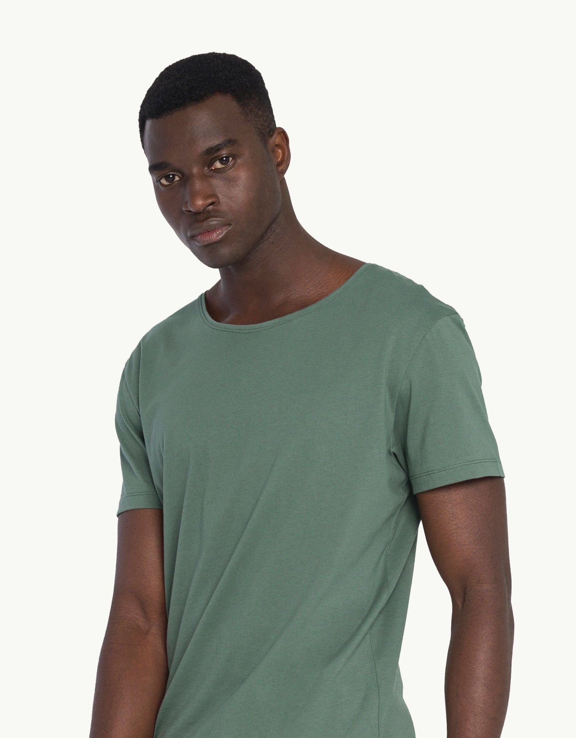 Explore sustainable fashion for men with our essential Unku Jungle T-shirt in green. Crafted for everyday luxury, our tees offer unmatched softness and all-day comfort. Stay cool in our breathable organic cotton tees, made from 100% organic cotton for eco-conscious and skin-friendly wear.