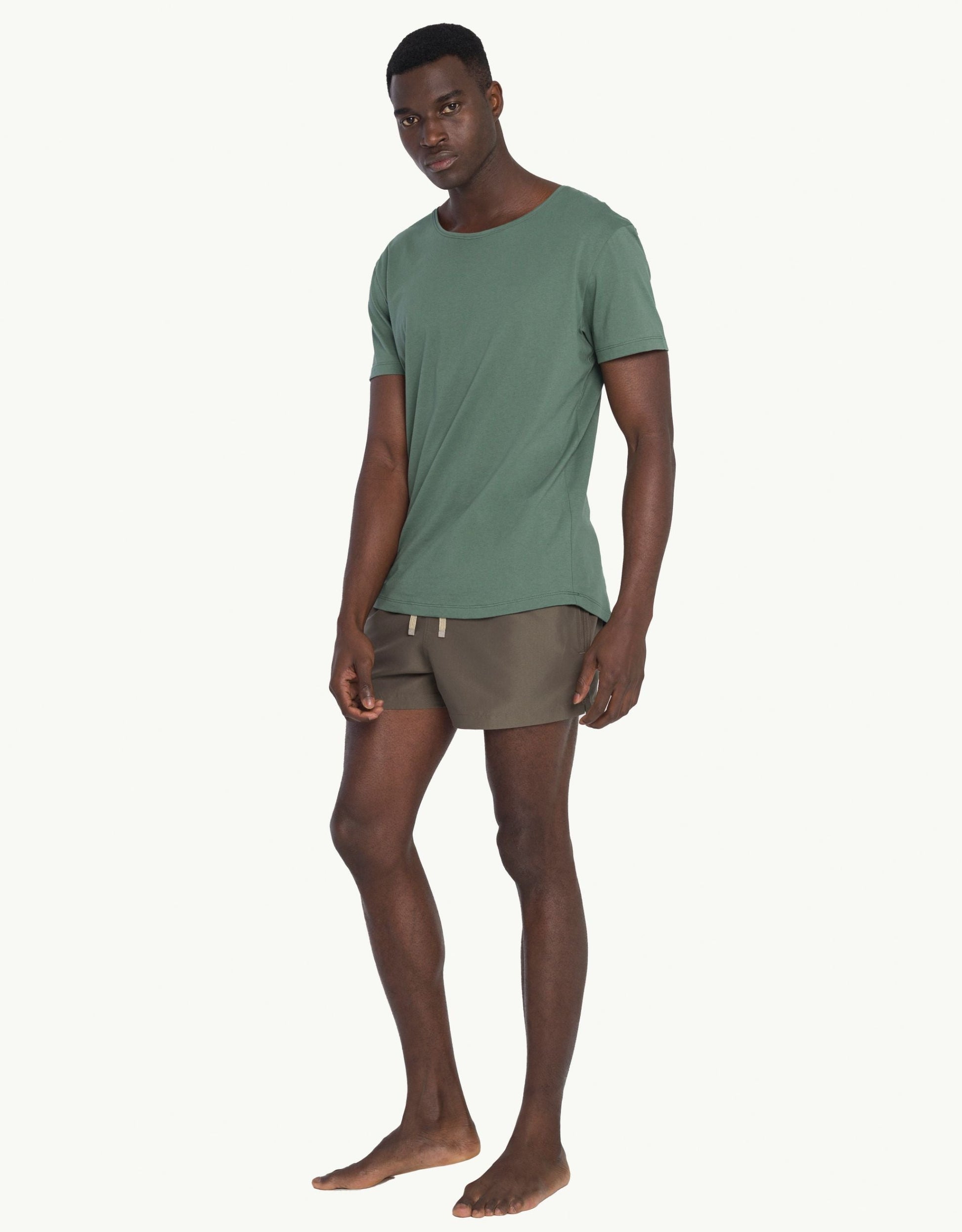 Explore sustainable fashion for men with our essential Unku Jungle T-shirt in green. Crafted for everyday luxury, our tees offer unmatched softness and all-day comfort. Stay cool in our breathable organic cotton tees, made from 100% organic cotton for eco-conscious and skin-friendly wear.