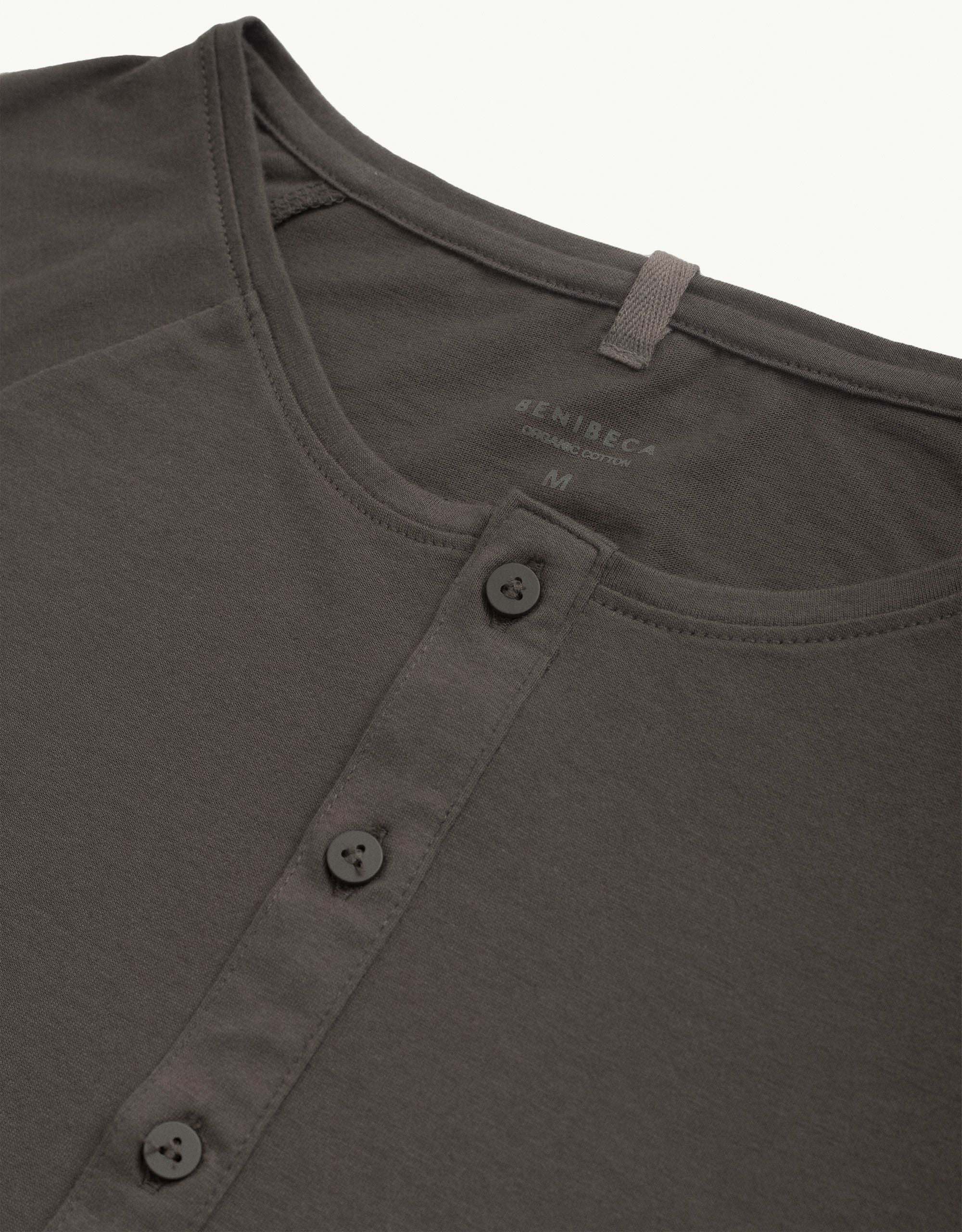 Discover sustainable fashion for men with our Abinibi T-shati. Half-sleeve polo t-shirt in grey color. Crafted for everyday luxury, our tees provide unmatched softness and all-day comfort. Stay cool in our breathable organic cotton tees for men, made from 100% organic cotton to champion sustainability and skin-friendly choices.